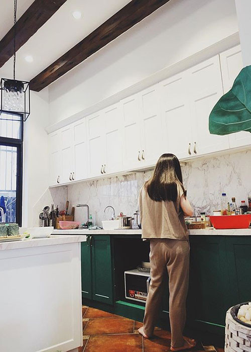 Hương Tràm tự vào bếp, bắt đầu nấu những món ăn đơn giản nhất và làm các công việc nhà khác khi đi du học.