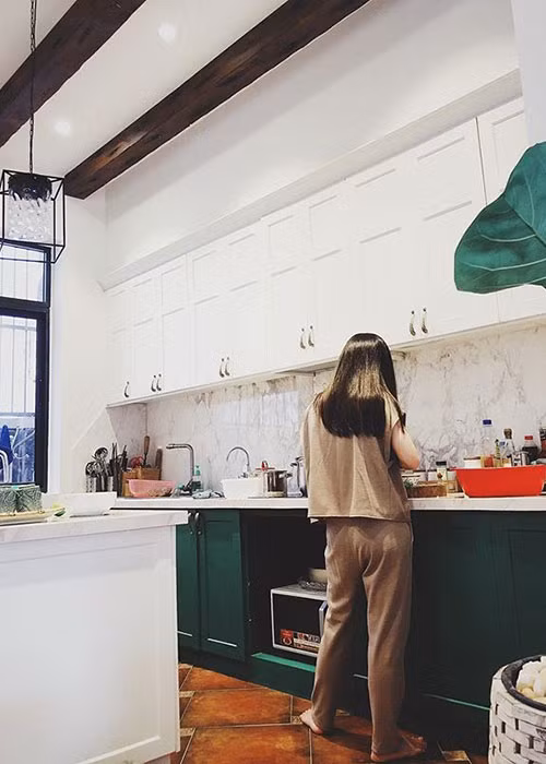 Hương Tràm tự vào bếp, bắt đầu nấu những món ăn đơn giản nhất và làm các công việc nhà khác khi đi du học.