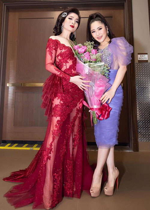 Hình ảnh Hương Tràm đến xem show diễn của Lệ Quyên ở Mỹ hồi cuối tháng 12/2019.