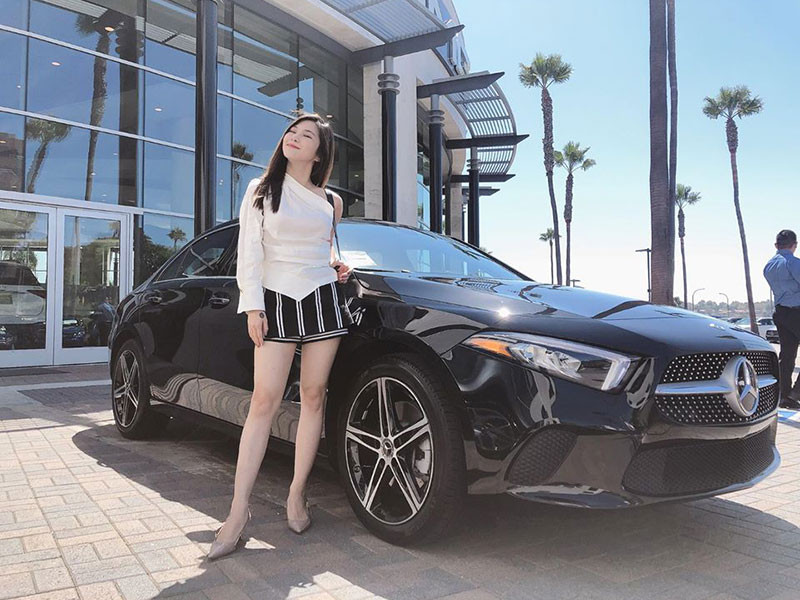 Ở Mỹ, nữ ca sĩ học lái xe. Hồi cuối tháng 12/2019, trong lúc đi mua hoa, Hương Tràm đã gặp tai nạn nhưng may mắn xe chỉ bị hư hỏng nhẹ.