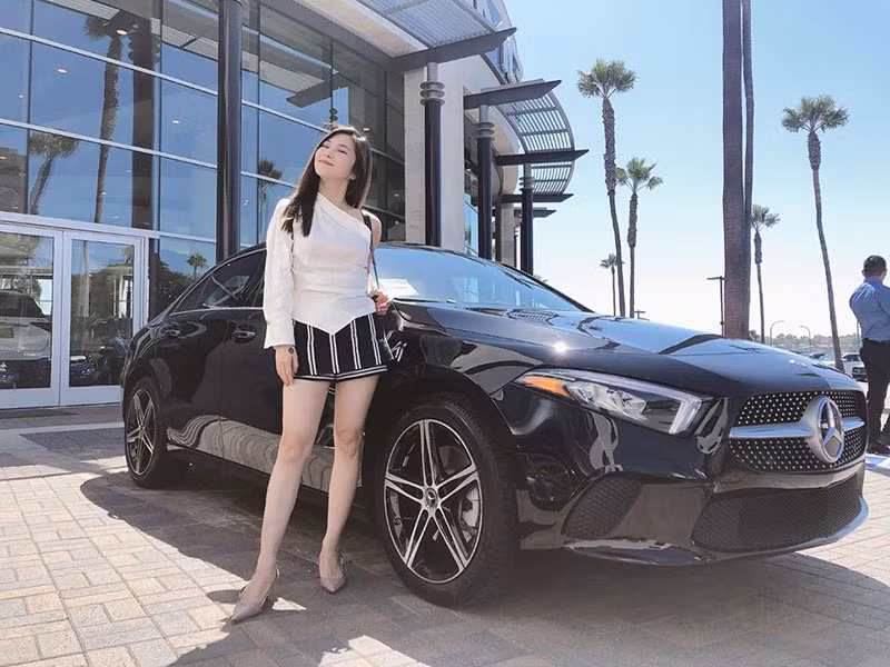 Ở Mỹ, nữ ca sĩ học lái xe. Hồi cuối tháng 12/2019, trong lúc đi mua hoa, Hương Tràm đã gặp tai nạn nhưng may mắn xe chỉ bị hư hỏng nhẹ.