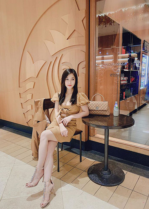 Sau khi sang Mỹ, Hương Tràm thay đổi phong cách thời trang gợi cảm thường thấy để chuyển sang hình tượng trẻ trung, cá tính.