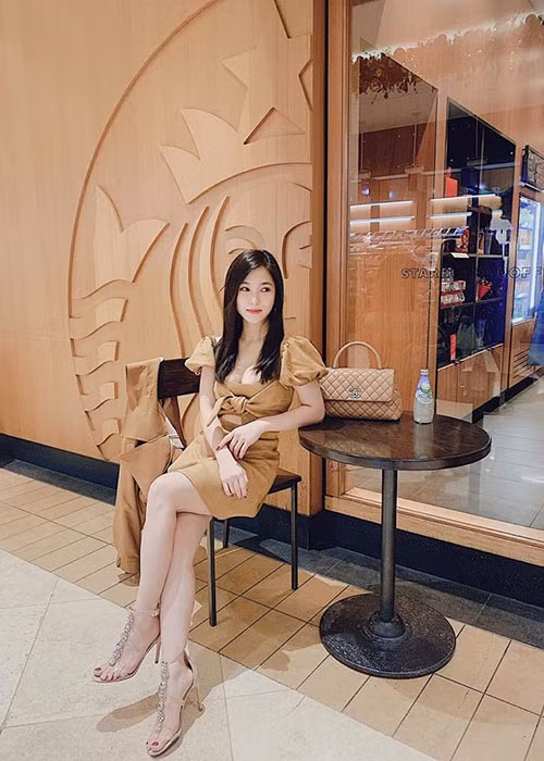 Sau khi sang Mỹ, Hương Tràm thay đổi phong cách thời trang gợi cảm thường thấy để chuyển sang hình tượng trẻ trung, cá tính.