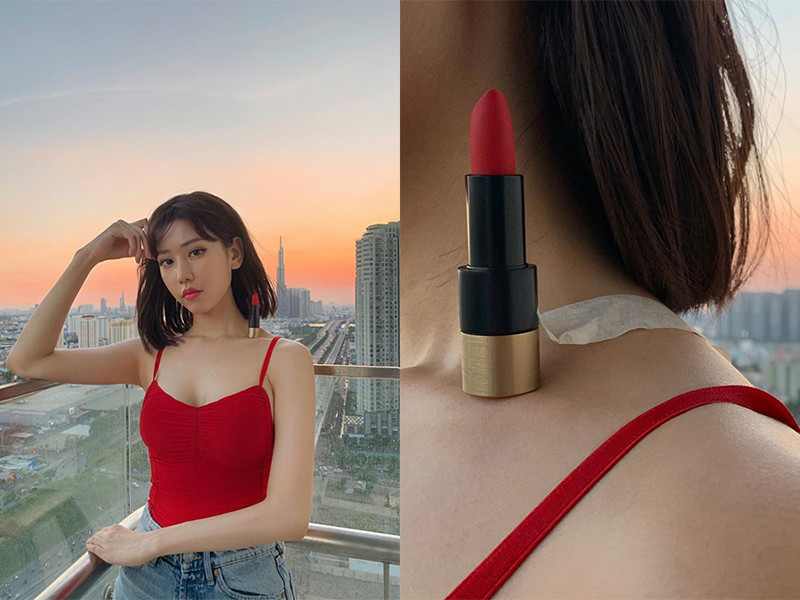 Min lại dùng dán băng keo để giữ son môi trên xương quai xanh.