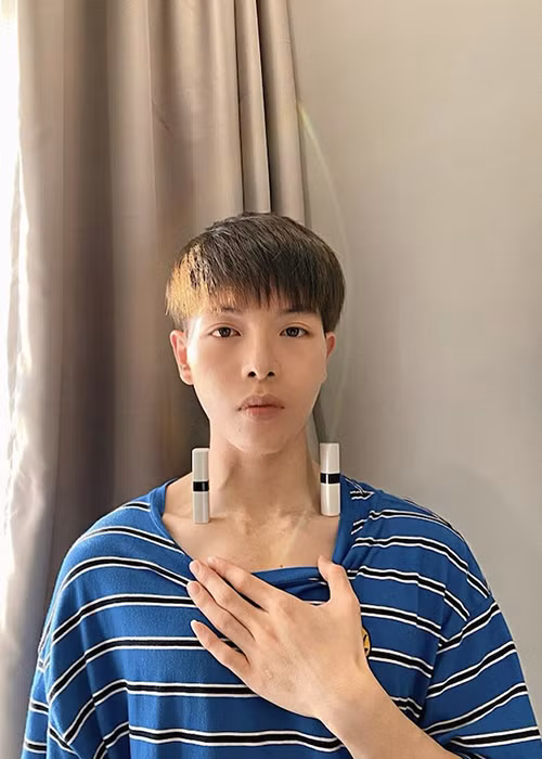 Đức Phúc lại gây bất ngờ khi nhiều lần đặt được cây son, thậm chí đặt được 2 cây son lên 2 bên hõm xương quai xanh. Khi một số cư dân mạng nghi ngờ Đức Phúc dùng thủ thuật, nam ca sĩ đáp: “Ai chơi dính băng keo 2 mặt thì dùng cây son nào gẫy cây son đấy nhé”.