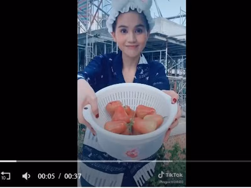 Ngọc Trinh khi ở nhà lại lầy lội và giản dị.