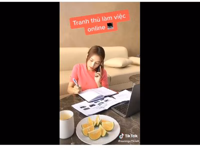 Hot girl Sam quay clip hướng dẫn mọi người nên làm gì ở nhà vào mùa dịch. Đoạn clip hài hước thu hút hơn 1 triệu lượt xem chỉ sau 2 ngày đăng tải.