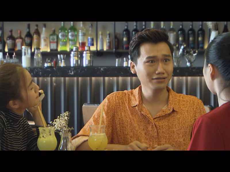 Vừa trở thành người yêu của cô giáo dạy bơi, Bách buộc phải nói lời chia tay vì bị Nhiên ép buộc. Ảnh: VTV