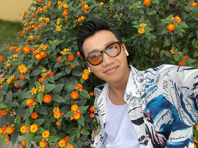 Xuân Nghị cho biết, anh thích ở một mình hơn. "Làm diễn viên, phải có người yêu hiểu, chia sẻ mới bền được. Chứ người yêu cứ thấy tôi nhận tin nhắn từ các cô gái khác, vốn là người hâm mộ gửi tới mà ghen tuông thì không ổn", nam diễn viên chia sẻ.