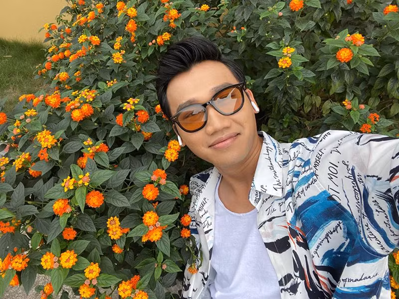 Xuân Nghị cho biết, anh thích ở một mình hơn. "Làm diễn viên, phải có người yêu hiểu, chia sẻ mới bền được. Chứ người yêu cứ thấy tôi nhận tin nhắn từ các cô gái khác, vốn là người hâm mộ gửi tới mà ghen tuông thì không ổn", nam diễn viên chia sẻ.