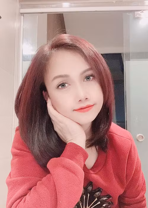 Trước quyết định làm răng, thay đổi kiểu tóc của Hoàng Yến, gia đình, bạn bè và đồng nghiệp khen ngợi cô trẻ đẹp hơn so với độ tuổi U50.