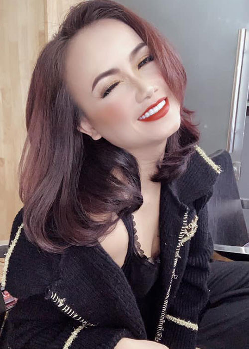 Nữ diễn viên cho rằng bản thân trông khác lạ còn do thay đổi kiểu tóc, dùng kính áp tròng màu cũng như góc chụp.