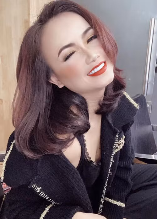 Nữ diễn viên cho rằng bản thân trông khác lạ còn do thay đổi kiểu tóc, dùng kính áp tròng màu cũng như góc chụp.