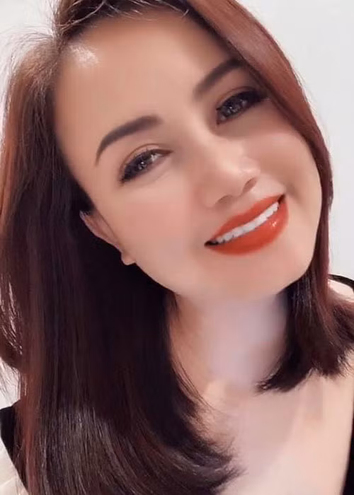 Bà mẹ 3 con còn cắt tóc ngắn. Trước đó, cô "chung thủy" với mái tóc dài.