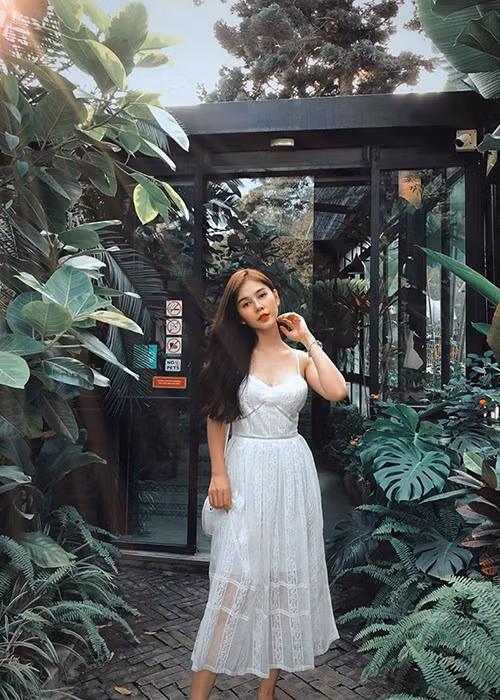 Trong thời gian học, Thu Hoài tham gia cuộc thi Cầu Vồng của VTV6 và lọt vào Top 4 lĩnh vực diễn xuất. Ra trường, cô đi làm ở một ngân hàng. Sau đó, cô nghỉ việc để bắt đầu theo nghề MC và diễn viên.