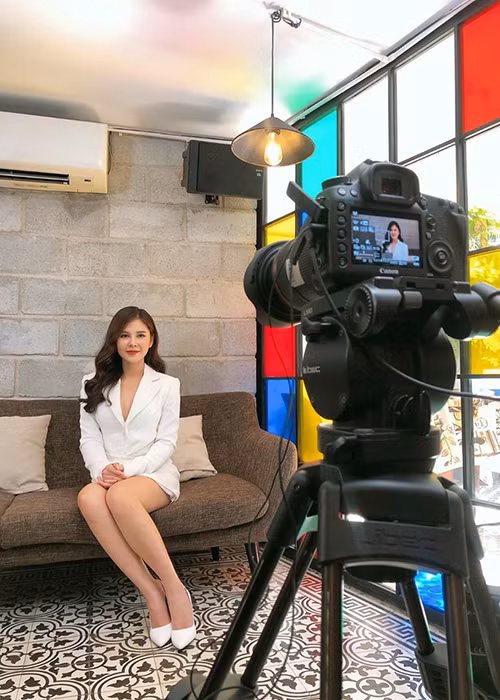 Hình ảnh Thu Hoài tự tin dẫn chương trình.