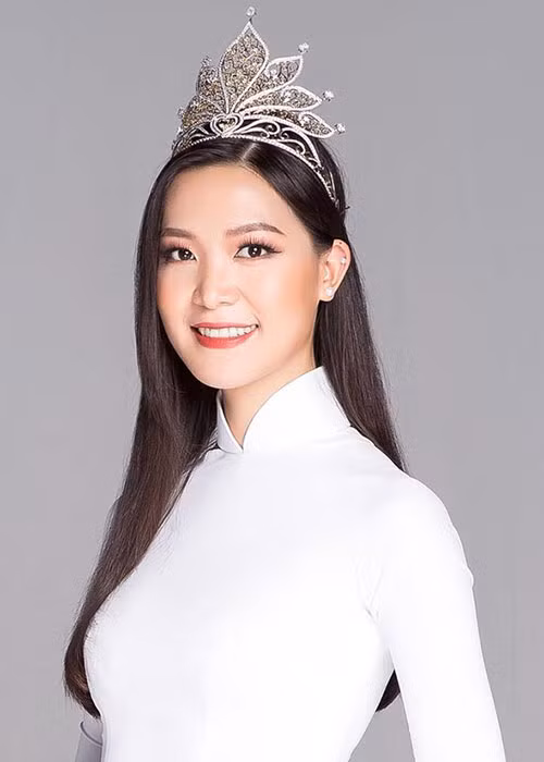 Sau đó, ban tổ chức Hoa hậu Việt Nam 2008 thông báo Thùy Dung không vi phạm quy chế bởi thể lệ cuộc thi chỉ yêu cầu thí sinh "có trình độ học vấn THPT" trở lên thay vì "tốt nghiệp THPT". Ảnh: Tiền Phong