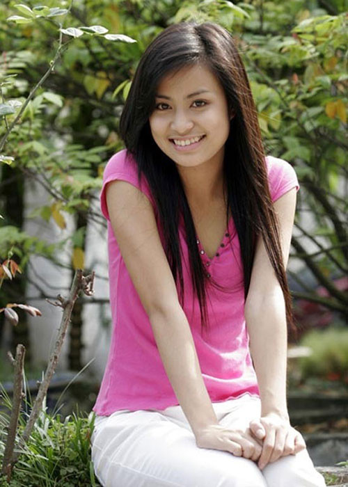 Cụ thể, sau gần ba năm theo học, Hoàng Thùy Linh chưa trả nợ đến hơn 10 môn. Kết quả học tập của cô trong kỳ học thứ 5 là 3,4 - số điểm của học sinh loại yếu kém. Hồi năm 2010, người đẹp cuối cùng cũng tốt nghiệp. Ảnh: Gia đình xã hội