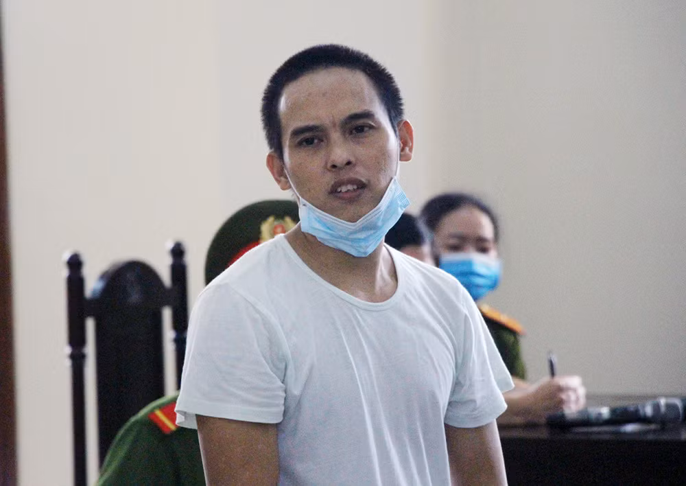 Tu hinh ke co tien an xuc pham quoc ky dam dai uy cong an tu vong-Hinh-3