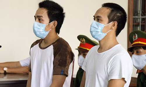 Tu hinh ke co tien an xuc pham quoc ky dam dai uy cong an tu vong