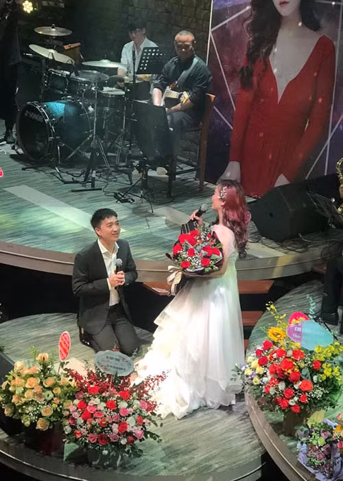 Hoàng Yến luôn tin tưởng chồng. "Chồng tôi bây giờ luôn nắm tay tôi không buông, anh ấy cho tôi cảm giác trọn vẹn, thủy chung”, cô nói.