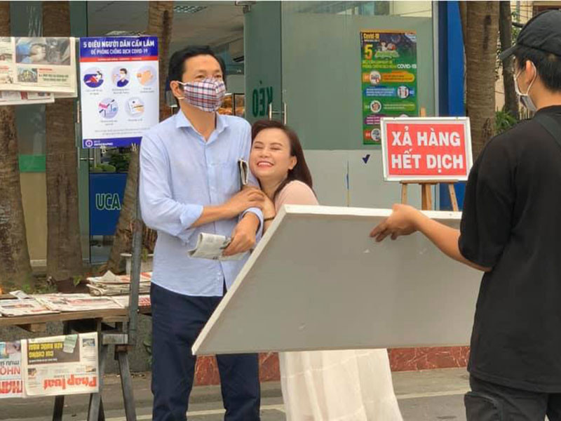 Hoàng Yến hiện gây chú ý khi tham gia bộ phim “Những ngày không quên”. Trong phim, nhân vật của cô lợi dụng tâm lý tích trữ của người dân mùa COVID-19 để nâng giá các mặt hàng thiếu yếu. Hoàng Yến cho biết, ngoài kịch bản có sẵn, cô và đạo diễn sáng tạo thêm kịch bản ngay trên hiện trường. Ngoài ra, nữ diễn viên ngẫu hứng thêm thắt một số câu thoại đầy duyên dáng, dí dỏm khi tương tác với bạn diễn như “Đôi môi này chỉ ăn cơm với cá, đừng nên nói những lời phá cô như thế”, “Đôi môi này chỉ ăn cơm với khế, chắc chắn phải mua hàng giải ế cho cô”.