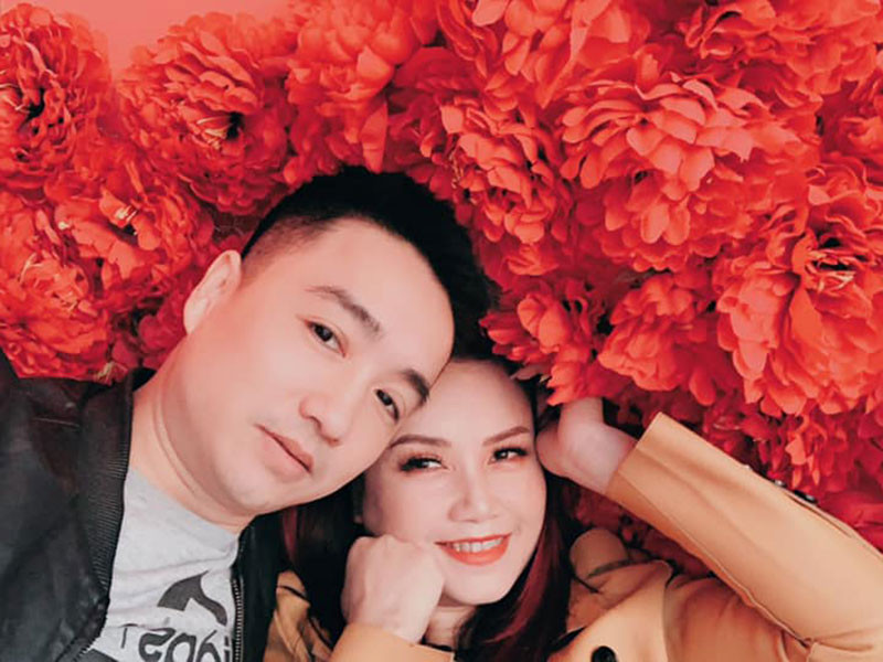 Nữ diễn viên còn tự tin đánh cược vào chồng. "Tôi tin rằng anh ấy sẽ chẳng bao giờ trai gái, bồ bịch bên ngoài. Tôi có thể tự tin mà đánh cược 1 tỷ đồng cho niềm tin của mình. Ai có bằng chứng chồng tôi ngoại tình, tôi tặng 950 triệu, 50 triệu còn lại tôi sẽ dùng làm thủ tục ly hôn", Hoàng Yến cho biết.