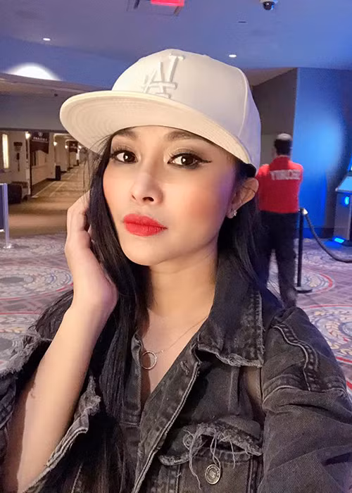 Đan Kim là một trong những nghệ sĩ bị vạ lây khi lên tiếng chuyện Mai Phương- Phùng Ngọc Huy. Cụ thể, antifan trách móc vô cớ Đan Kim khi cô liên tục có chia sẻ về việc Phùng Ngọc Huy đau khổ vì sự ra đi của Mai Phương hay mong muốn chăm sóc bé Lavie - con gái Mai Phương sau khi Phùng Ngọc Huy đoàn tụ với bé.