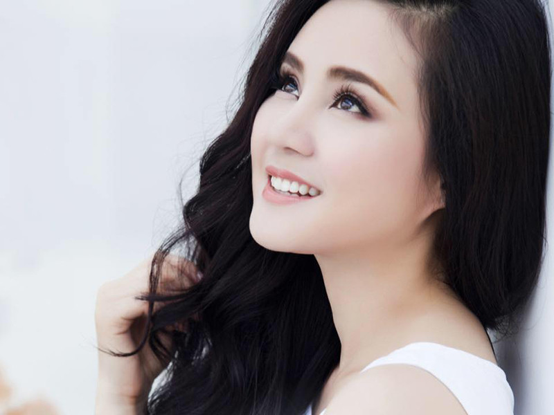 Vy Oanh ngay lập tức phân trần: "Chị thì thương hoàn cảnh của bé và nêu chính kiến của mình để mọi người có cái nhìn đa chiều, còn lại chưa từng phát ngôn thay ai bao giờ. Đứng trước một đứa trẻ đáng thương, chị cũng chỉ muốn bảo vệ và nhận nuôi cháu ăn học nên người và bảo lãnh con sang Mỹ theo diện con nuôi. Nhưng giờ đã có ba cháu lo nên chị không có ý kiến. Nếu tấm lòng của chị bị xem là 'tài lanh' thì xem như chị có lỗi quá rồi".