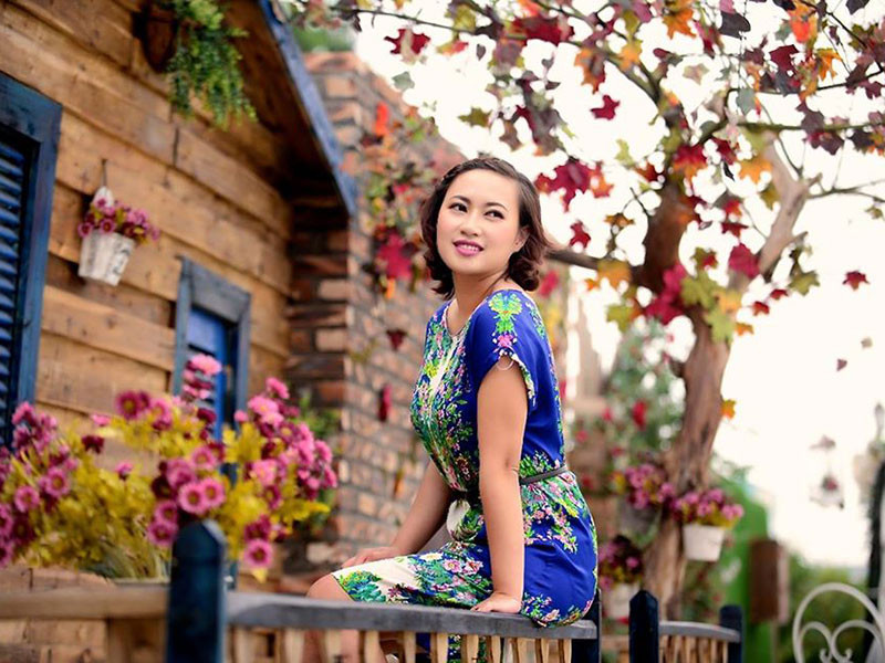 Khánh Linh được tuyển thẳng vào hệ sơ cấp Khoa Piano - Nhạc viện Hà Nội. Thế nhưng, sau đó cô chuyển sang Khoa Thanh nhạc và được NSND Quang Thọ chỉ dẫn. Năm 2003, Khánh Linh đoạt giải 3 cuộc thi Tiếng hát truyền hình Sao Mai.