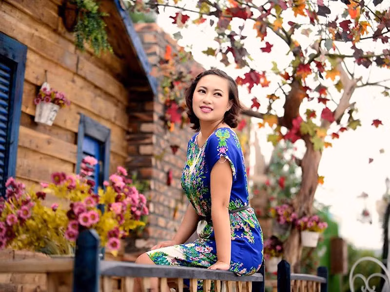 Khánh Linh được tuyển thẳng vào hệ sơ cấp Khoa Piano - Nhạc viện Hà Nội. Thế nhưng, sau đó cô chuyển sang Khoa Thanh nhạc và được NSND Quang Thọ chỉ dẫn. Năm 2003, Khánh Linh đoạt giải 3 cuộc thi Tiếng hát truyền hình Sao Mai.