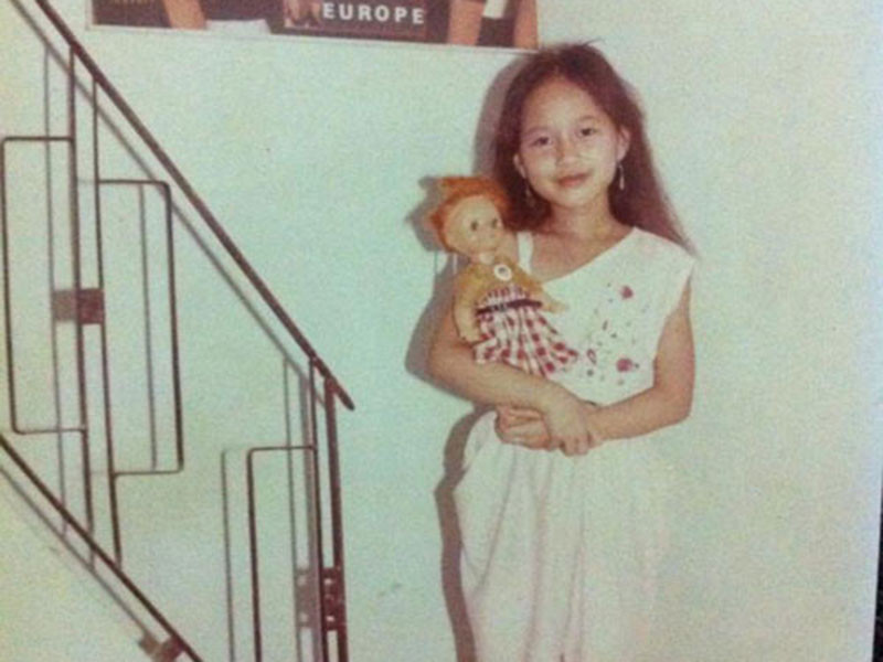 Sinh ra trong gia đình có truyền thống âm nhạc, Khánh Linh - con gái nghệ sĩ Ngọc Hướng tiếp xúc với nghệ thuật từ nhỏ. Theo Báo Pháp luật, 4 tuổi, Khánh Linh đã học đàn piano và tự học nhạc, lời qua các băng karaoke cũng như tự thu âm lại giọng hát của mình qua cassette.