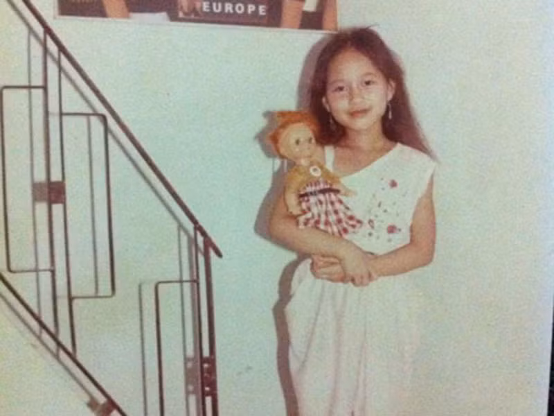 Sinh ra trong gia đình có truyền thống âm nhạc, Khánh Linh - con gái nghệ sĩ Ngọc Hướng tiếp xúc với nghệ thuật từ nhỏ. Theo Báo Pháp luật, 4 tuổi, Khánh Linh đã học đàn piano và tự học nhạc, lời qua các băng karaoke cũng như tự thu âm lại giọng hát của mình qua cassette.