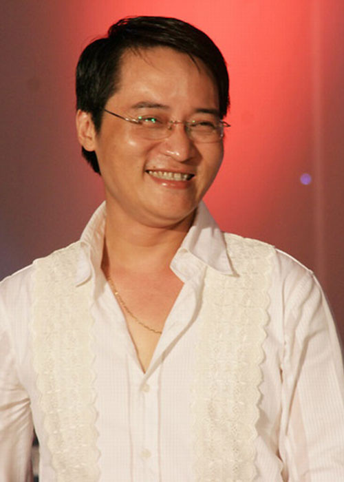 Theo Lao động thủ đô, Ngọc Châu sáng tác “Thì thầm mùa Xuân” khi mới chỉ là chàng sinh viên năm 2 Nhạc viện Hà Nội. Với tâm hồn mơ mộng, lang thang trên đường phố, xúc cảm trước sự thay đổi của vạn vật nên ca từ, giai điệu bỗng ùa về, anh vội vã bỏ cuộc du xuân với bạn để về nhà, ngồi ngay vào đàn sáng tác ca khúc chỉ trong 20 phút. Ảnh: Dân Việt