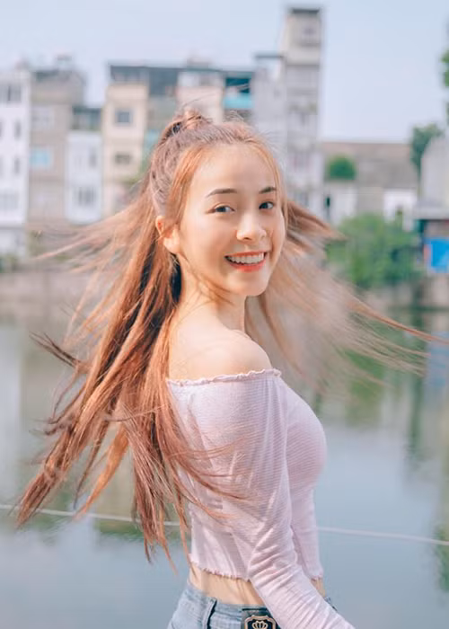 Nữ diễn viên phim "Nhà trọ Balanha" khoe vai trần gợi cảm, vòng eo con kiến.