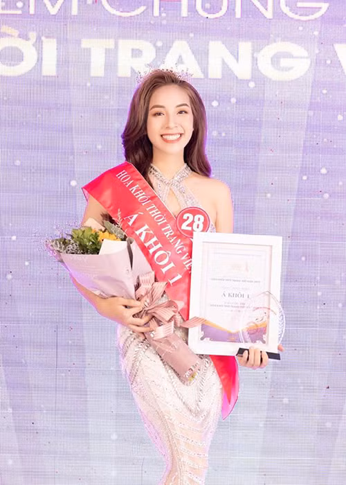 Năm 2019, Trần Vân từng đoạt danh hiệu Á khôi cuộc thi Hoa khôi Thời trang Việt Nam.