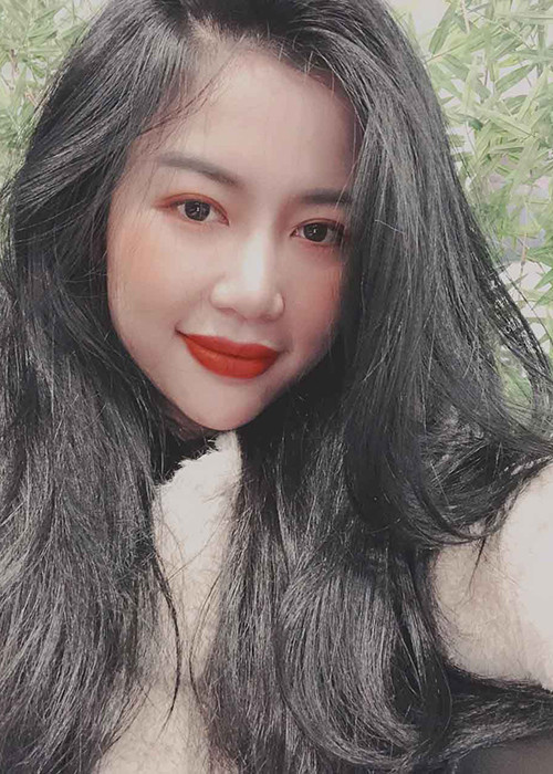 Theo Dân Việt, bạn gái tin đồn của Quang Hà tên Trinh Phạm, quê Lâm Đồng, sở hữu thân hình gợi cảm. Khi vướng nghi vấn hẹn hò, Quang Hà lẫn Trinh Phạm đều giữ im lặng. Ảnh: Dân Việt Xem video "Bị phản ứng về phát ngôn vẫn xem Đường Nhuệ là anh em, Quang Hà nói gì?". Nguồn VTC News