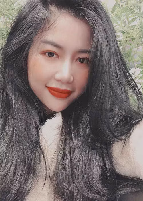 Theo Dân Việt, bạn gái tin đồn của Quang Hà tên Trinh Phạm, quê Lâm Đồng, sở hữu thân hình gợi cảm. Khi vướng nghi vấn hẹn hò, Quang Hà lẫn Trinh Phạm đều giữ im lặng. Ảnh: Dân Việt Xem video "Bị phản ứng về phát ngôn vẫn xem Đường Nhuệ là anh em, Quang Hà nói gì?". Nguồn VTC News