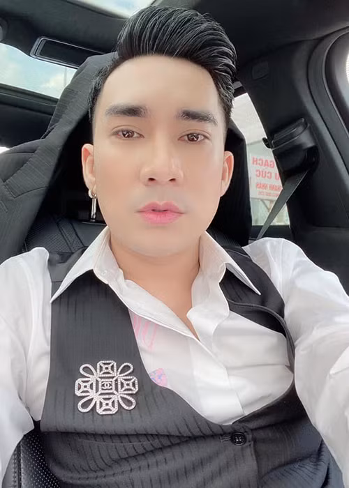 Năm 2012, khi được hỏi về giới tính, Quang Hà chia sẻ trên Gia đình Việt Nam: “Có rất nhiều người nghi ngờ về giới tính của Quang Hà, hôm người ta thấy mình đi với người này thì bảo mình yêu người đó, mai thấy mình đi với người kia họ lại đồn mình yêu người ấy... Có thời gian Quang Hà bị nghi ngờ là cặp kè với chính anh trai của mình nữa. Còn Quang Hà xin nói thật, trong chứng minh thư và giấy khai sinh của Quang Hà là giới tính nam, hiện tại bây giờ vẫn thế và luôn thế... Còn thiên hạ thích đồn thổi thế nào là quyền của họ".