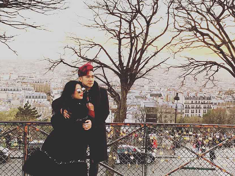 Cuối năm 2018, Quang Hà bất ngờ đăng tải hình ảnh ôm một cô gái kèm lời ngọt ngào: “Ngày rời Paris, anh đã để quên con tim”. Ảnh: FBNV