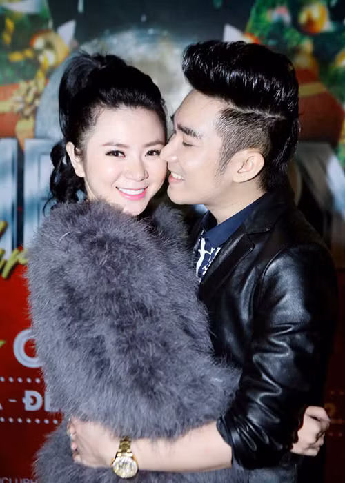 Đến nay, người bạn gái duy nhất được Quang Hà công khai là Thu Hà. Năm 2012, cặp đôi xuất hiện tình tứ bên nhau. Trên Ngôi sao, Quang Hà tiết lộ người yêu sinh năm 1987, từng là du học sinh ở Singapore và Mỹ. Cả hai là bạn bè trên mạng trong vài năm trước khi hẹn hò. Ảnh: Zing