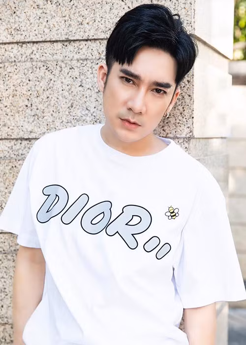  Quang Hà hiện bước sang tuổi 39 nhưng vẫn độc thân. Trong năm qua, anh vướng tin đồn về giới tính.