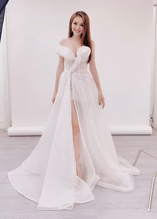 Diễm Hương sinh năm 1990, từng giành vương miện Hoa hậu Thế giới người Việt 2010.