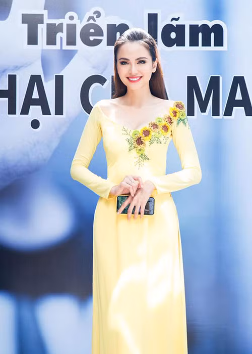 "Mọi người không thể so sánh cô gái 19 tuổi, giờ 29 tuổi và đã có con vẫn phải y chang như vậy. Hiện giờ đã có nhiều phương pháp "dao kéo" công nghệ cao như căng chỉ, tiêm chất làm đầy. Mình sống vì khán giả vì truyền thông, khán giả mang đến chén cơm cho mình thì việc Hương đi làm đẹp, làm trẻ hóa cũng dễ hiểu", cô nói.