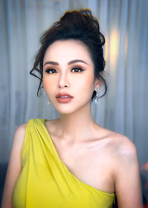 Bà mẹ một con quyến rũ với đầm lệch vai.