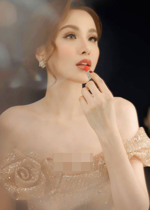 Thực hư tin đồn Hoa hậu Diễm Hương ly hôn lần 2 vẫn chưa rõ nhưng mới đây, người đẹp khoe được trai trẻ nhắn tin mùi mẫn.