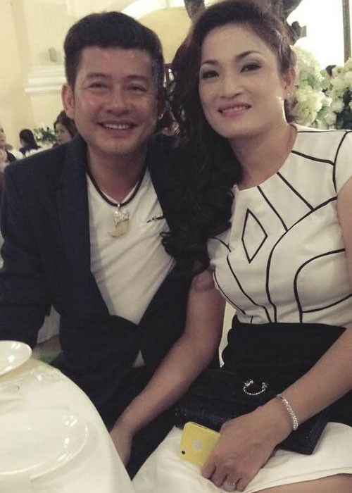 Nói về cách dạy con, Tấn Beo cho biết, anh rất nghiêm khắc khi các con có gì không đúng. “Tôi đợi dịp kêu xuống nói chuyện dứt khoát 1 lần như hai người đàn ông. Tôi nói ‘mai mốt không làm mấy chuyện đó nữa, ba không thích’, ngắn gọn vậy thôi. Tụi nó hiểu và không lặp lại chuyện đó nữa”, Tấn Beo nói.