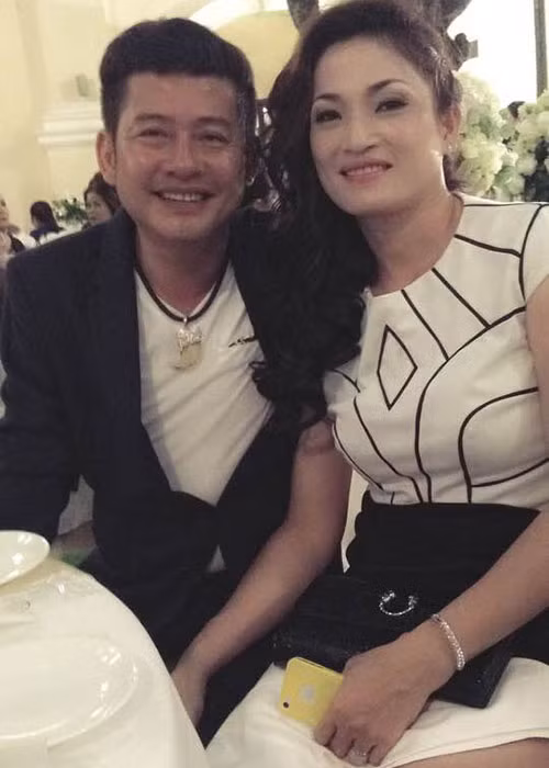 Nói về cách dạy con, Tấn Beo cho biết, anh rất nghiêm khắc khi các con có gì không đúng. “Tôi đợi dịp kêu xuống nói chuyện dứt khoát 1 lần như hai người đàn ông. Tôi nói ‘mai mốt không làm mấy chuyện đó nữa, ba không thích’, ngắn gọn vậy thôi. Tụi nó hiểu và không lặp lại chuyện đó nữa”, Tấn Beo nói.