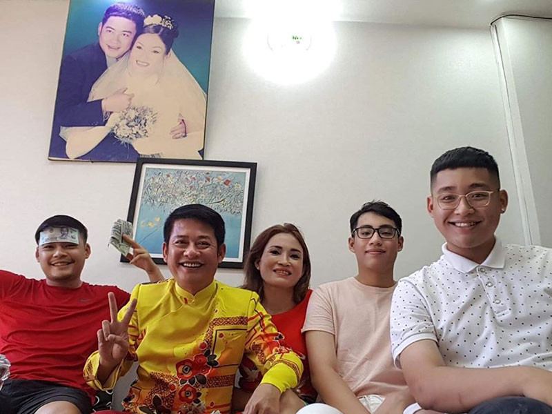 Tấn Beo và các con có những lúc cũng rất thân thiết. “Những lúc rảnh, cha con ngồi chơi game với nhau. Con chơi game nào, cha chơi game đó. Mình chơi với nó đi, còn hiểu nó nghĩ gì chứ cấm đoán, nó ra ngoài tiệm chơi còn phức tạp nữa”, danh hài cho biết.