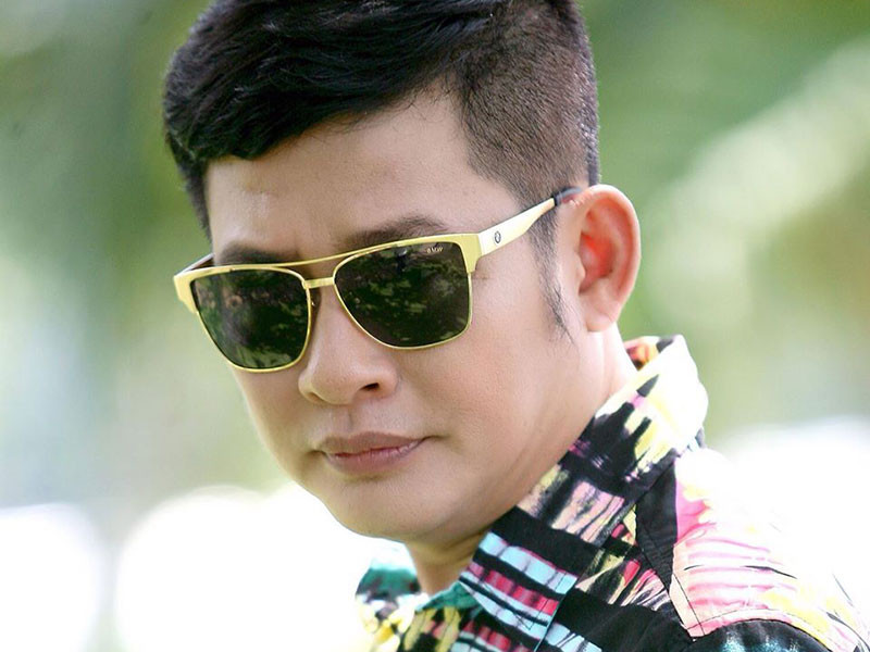 Tấn Beo từng chia sẻ trên Dân Việt, anh không can thiệp việc chọn nghề nghiệp của con cái. “Tôi bảo chúng cứ chọn đi, ba mẹ sẽ hỗ trợ con đường nó muốn đi. Tôi dứt khoát cản đến hơi thở cuối cùng nếu con đi vào đường bậy, còn những con đường đẹp thì bất cứ giá nào tôi cũng yểm trợ”, anh nói.